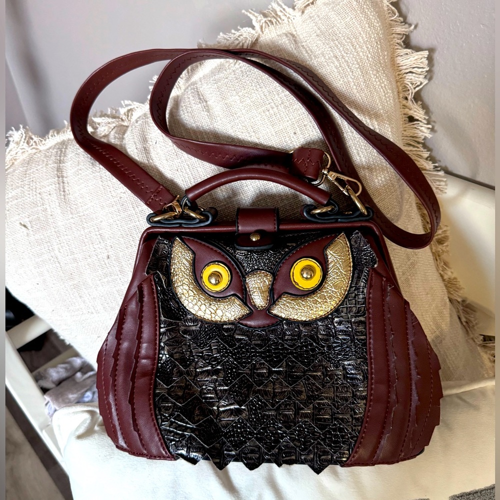 Unique owl design crossbody!